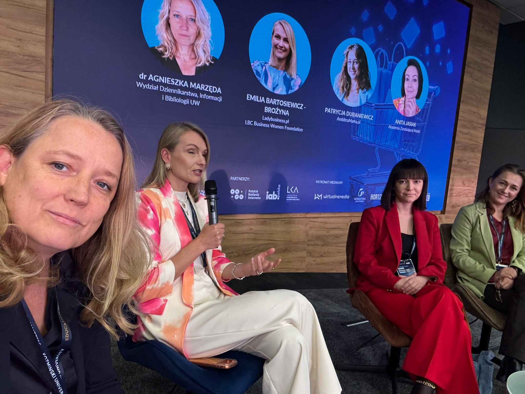 Anita Jasiak na scenie Akademii Leona Koźmińskiego - panel Kobiety w e-commerce